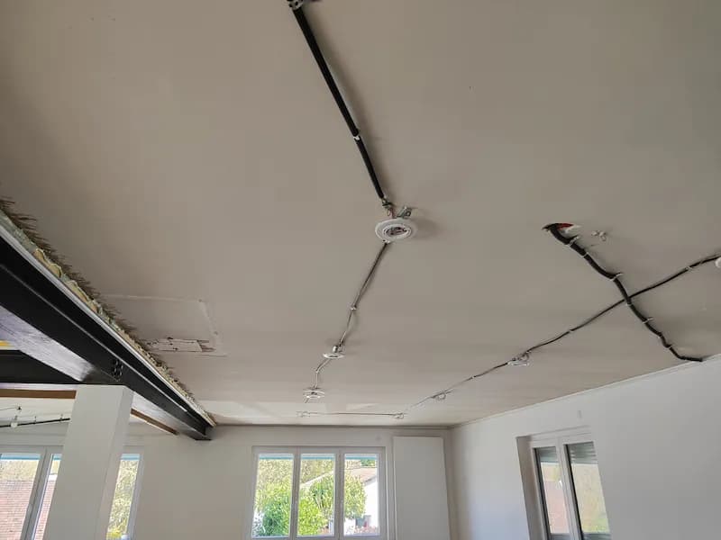 Salon avec ancien plafond - Avant